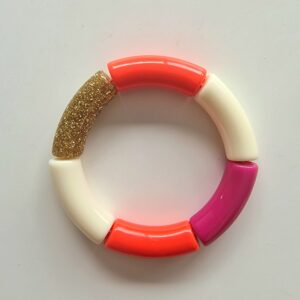 Le bracelet rose est composé de 2 perles orange, une perle fuchsia, 2 perles blanches et 1 perle pailletée