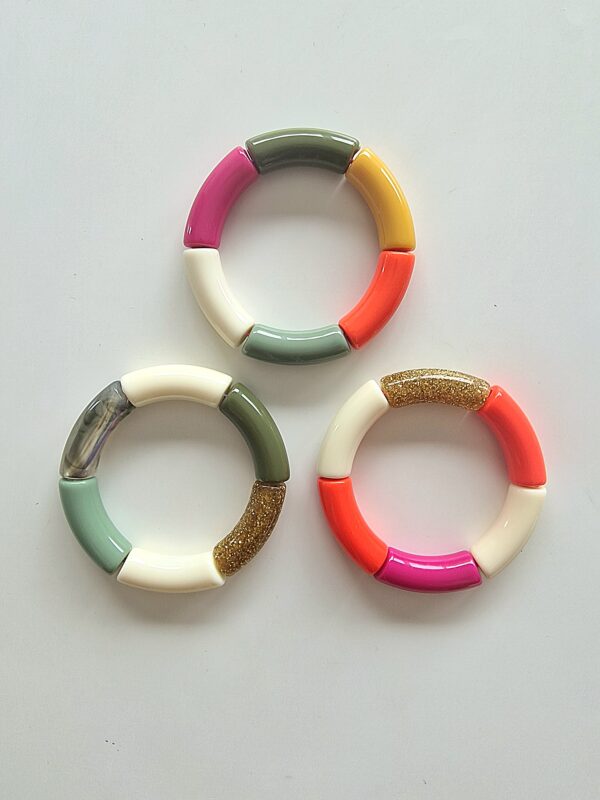 Les bracelets du trio ROSE, EVE et AMINA, dont une partie des bénéfices est reversé à l'association, OUI CARE