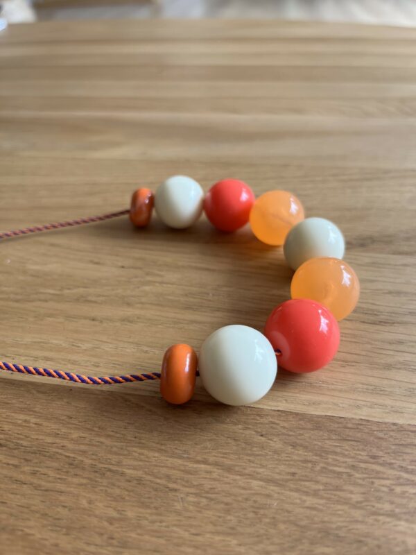 Zoom sur les perles du collier Bora-Bora