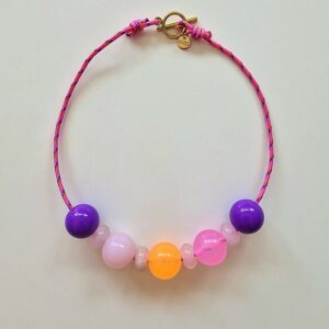 collier de perles rondes colorées sur cordon rose