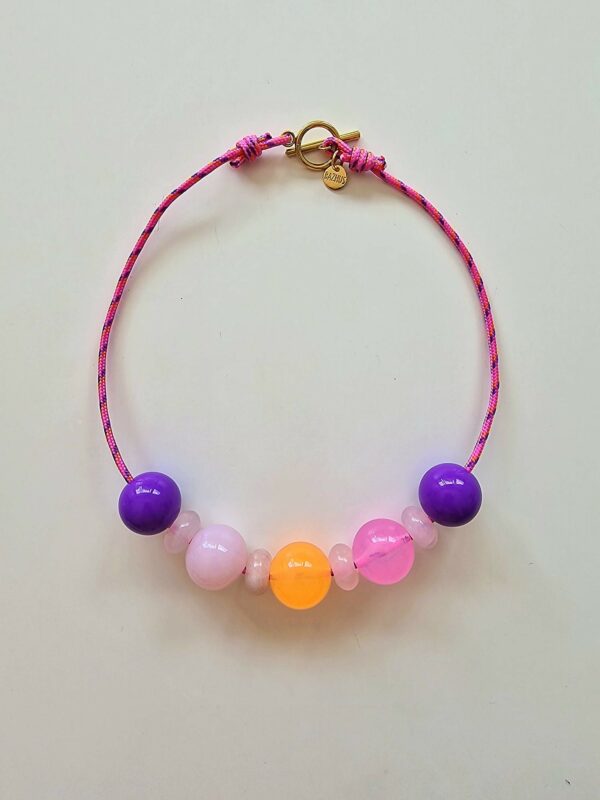 collier de perles rondes colorées sur cordon rose