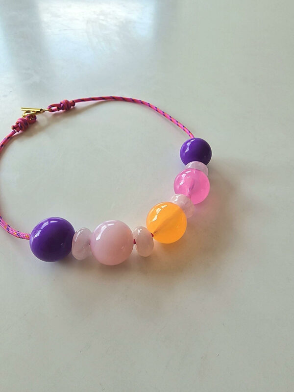zoom sur le collier NOUMEA, avec ses perles acidulées violettes, rose et orange